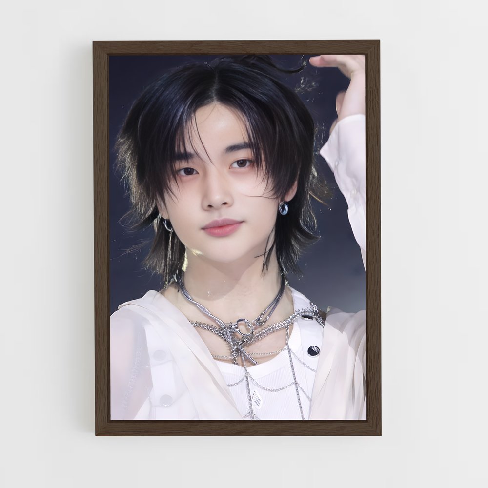ap-hyunjin-10 cadre Bois foncé