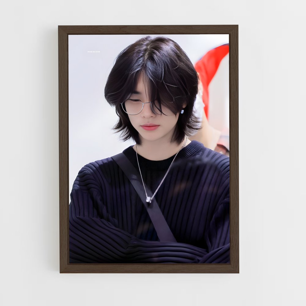 ap-hyunjin-11 cadre Bois foncé