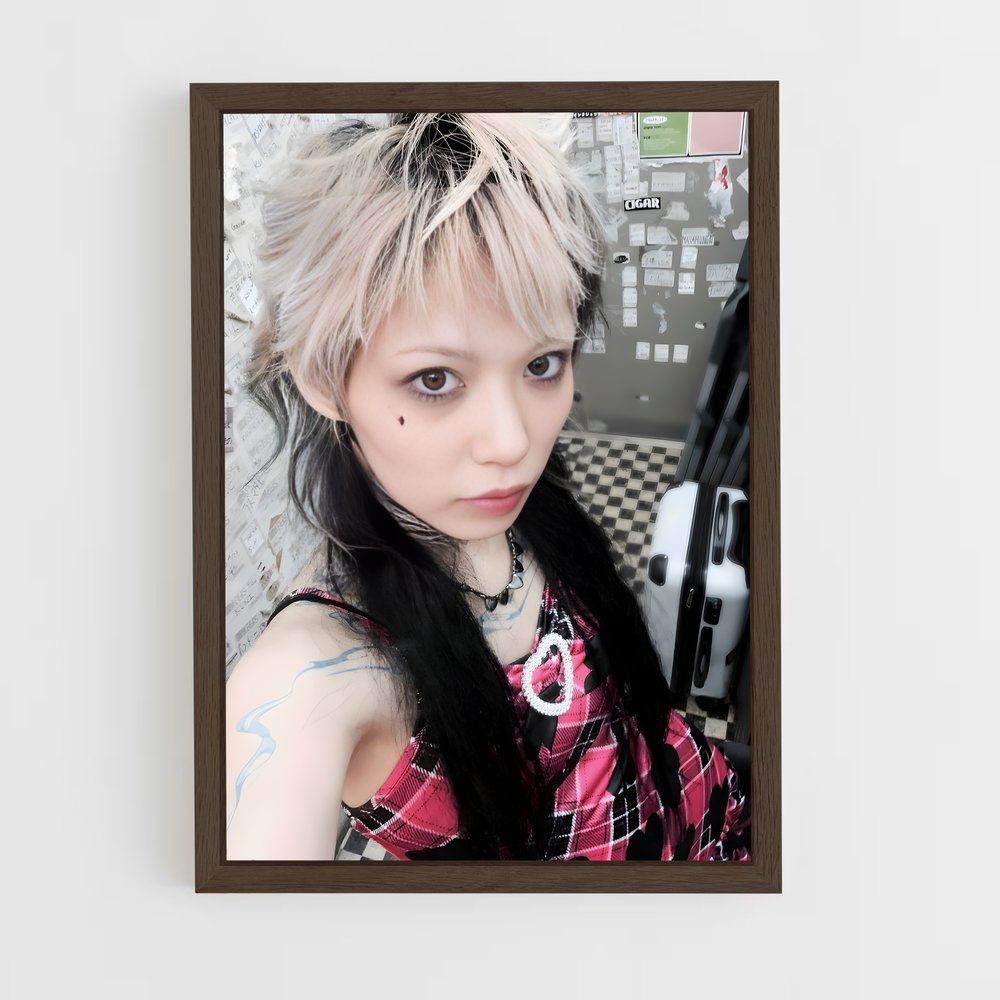 ap-momoka kinoshita-2 cadre Bois foncé