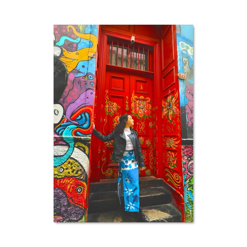 Poster La Femme au Portail Rouge