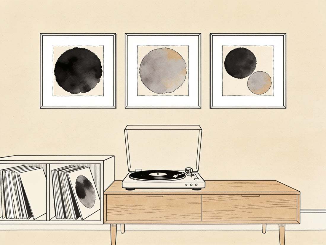 Illustration ligne noire d'un coin vinyle avec platine, étagère à disques et mur de cadres abstraits