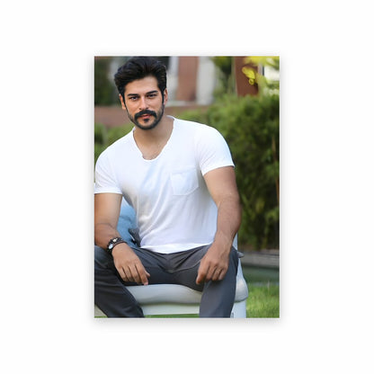 Poster Burak Özçivit assis sur un banc
