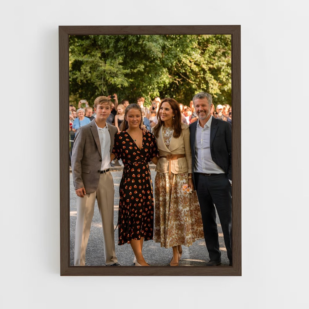 ap-danish royal family-6 cadre Bois foncé