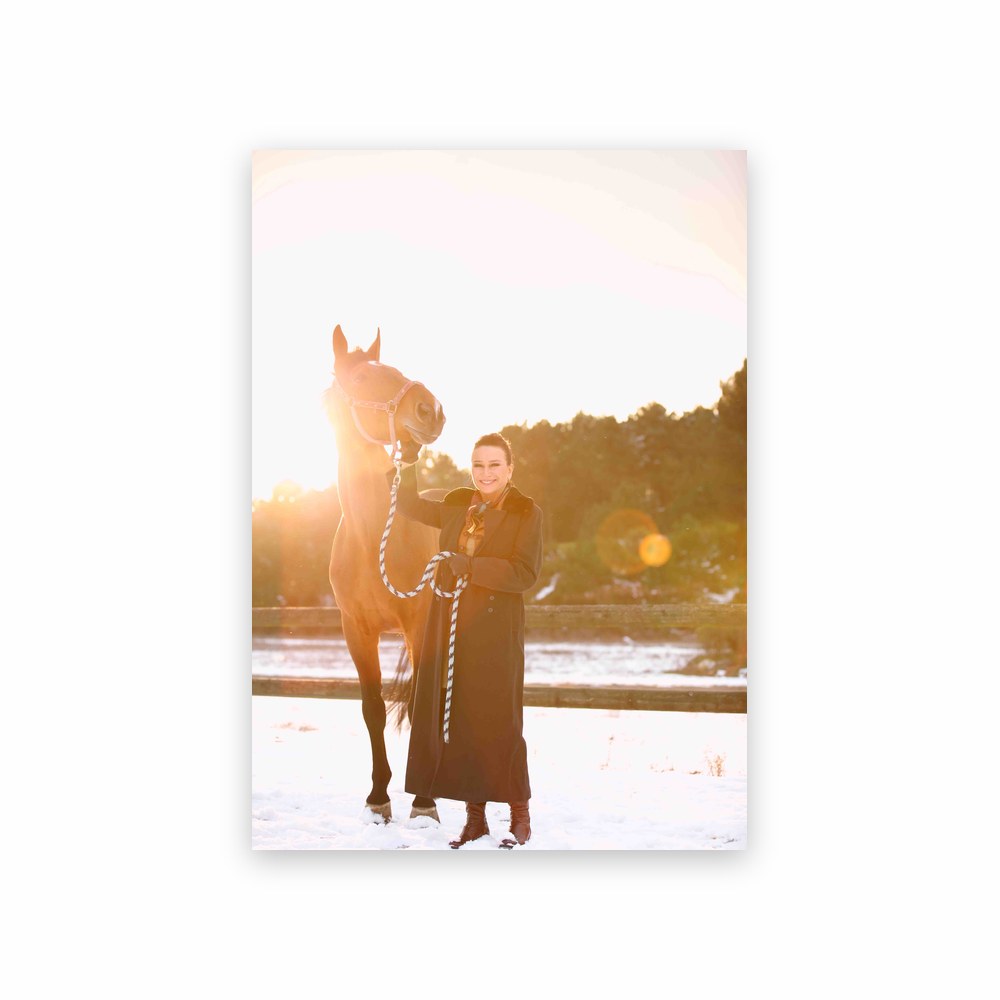 Poster femme en manteau noir avec cheval