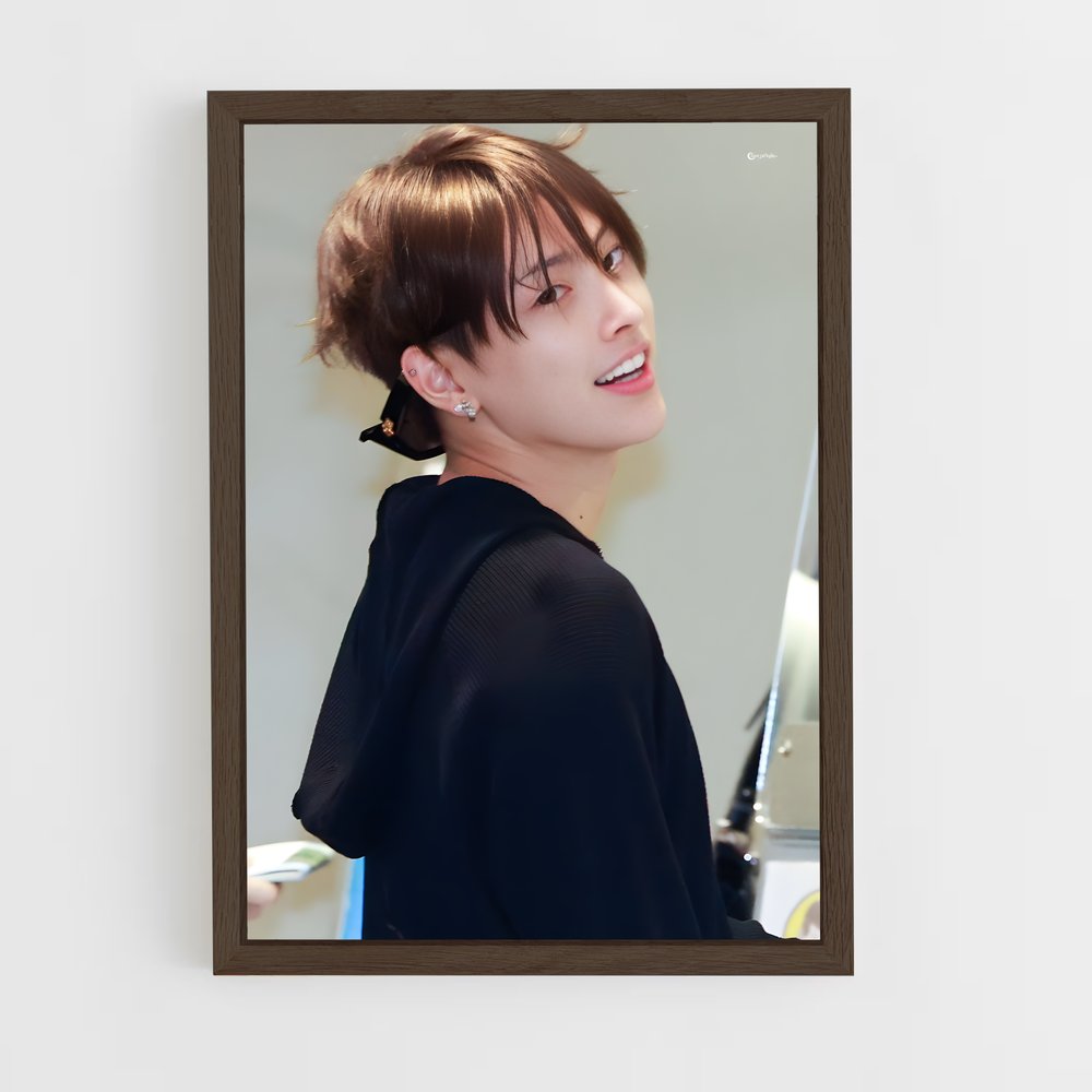 ap-hongjoong-1 cadre Bois foncé