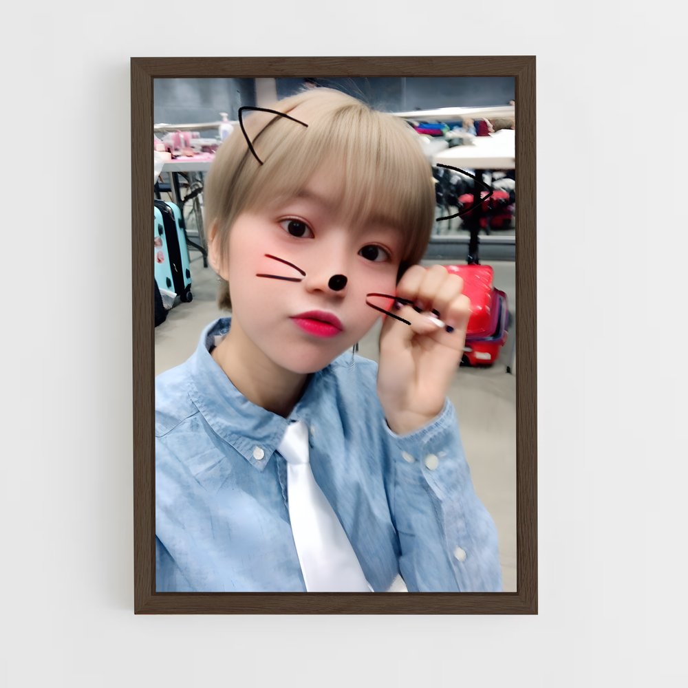 ap-hyebin-1 cadre Bois foncé