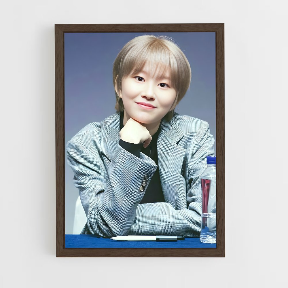 ap-hyebin-6 cadre Bois foncé