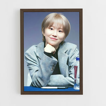 ap-hyebin-6 cadre Bois foncé