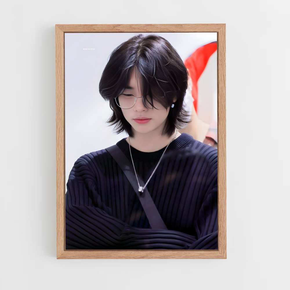 ap-hyunjin-11 cadre Bois clair