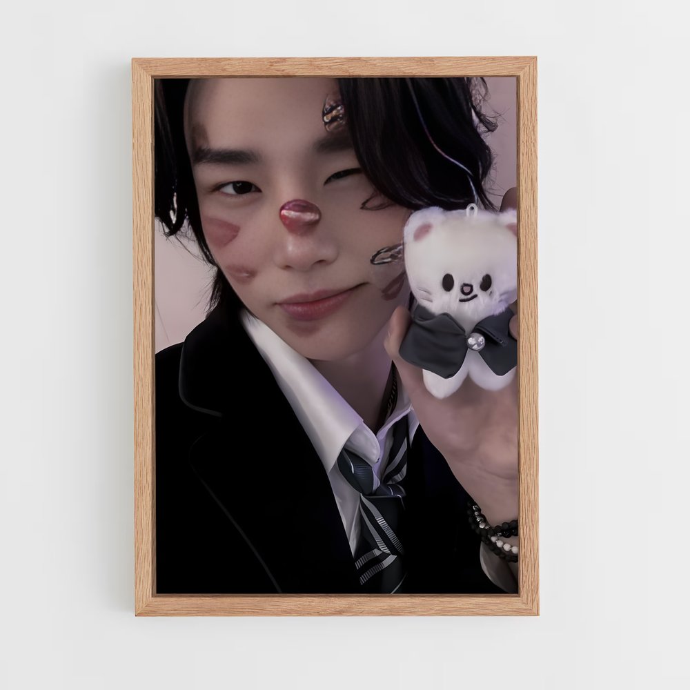ap-hyunjin-12 cadre Bois clair