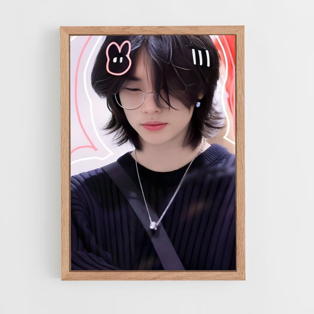 ap-hyunjin-2 cadre Bois clair