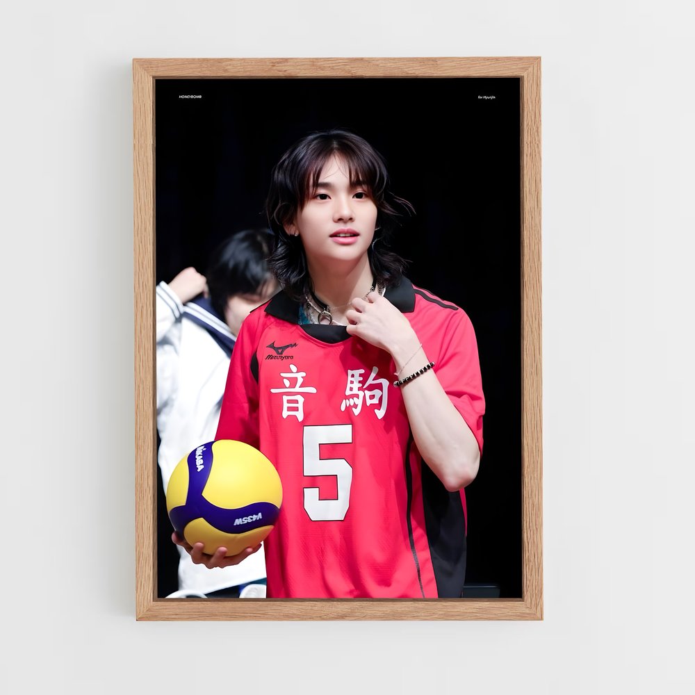 ap-hyunjin-5 cadre Bois clair