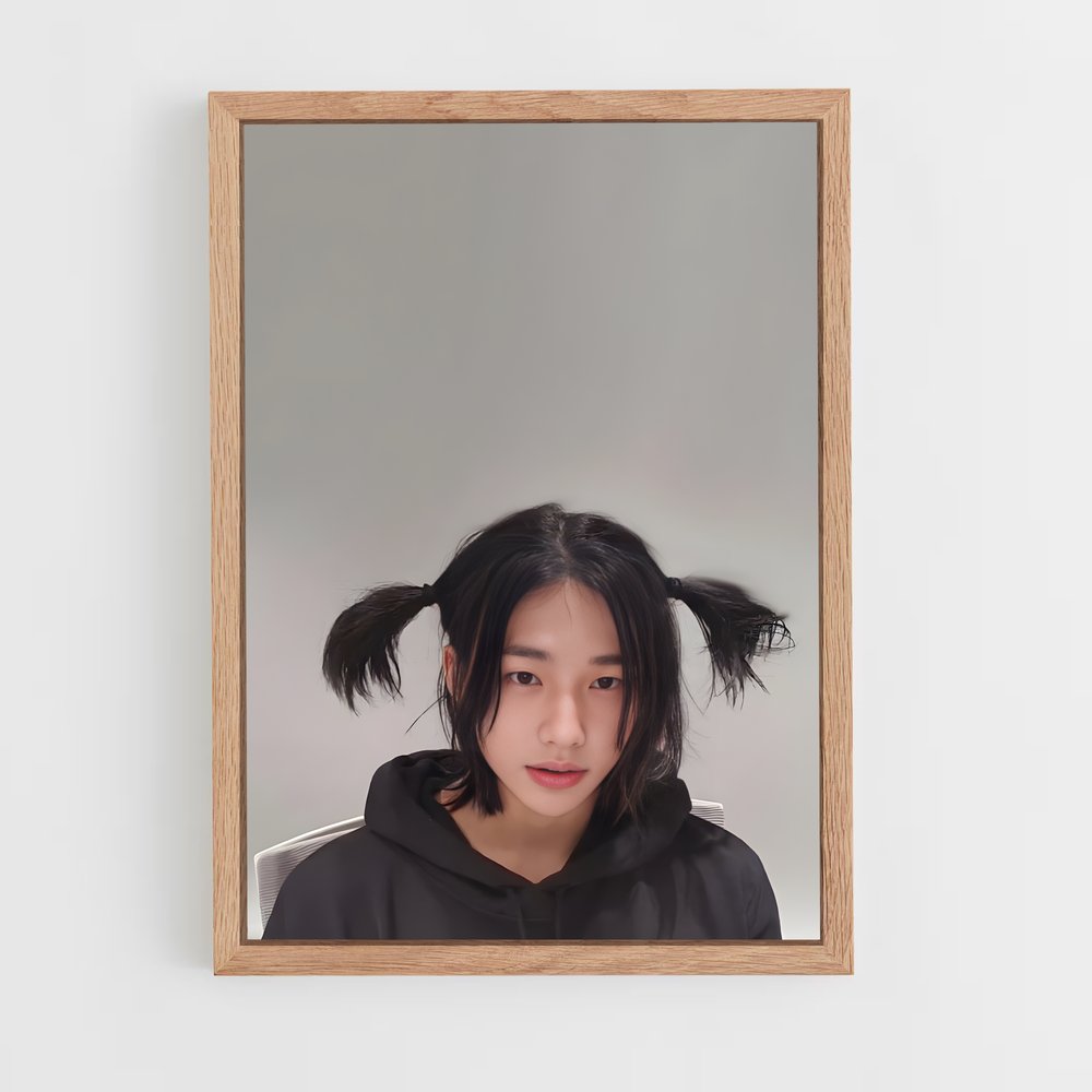 ap-hyunjin-6 cadre Bois clair