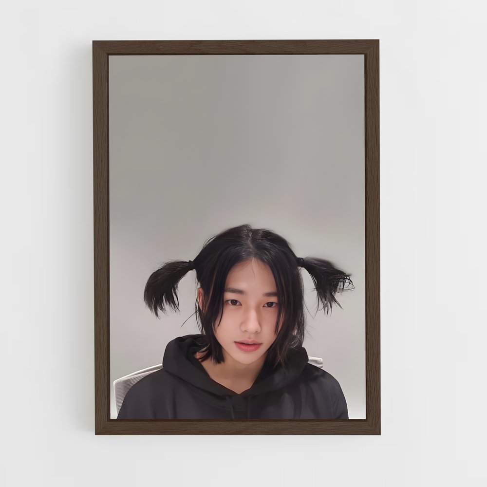 ap-hyunjin-6 cadre Bois foncé