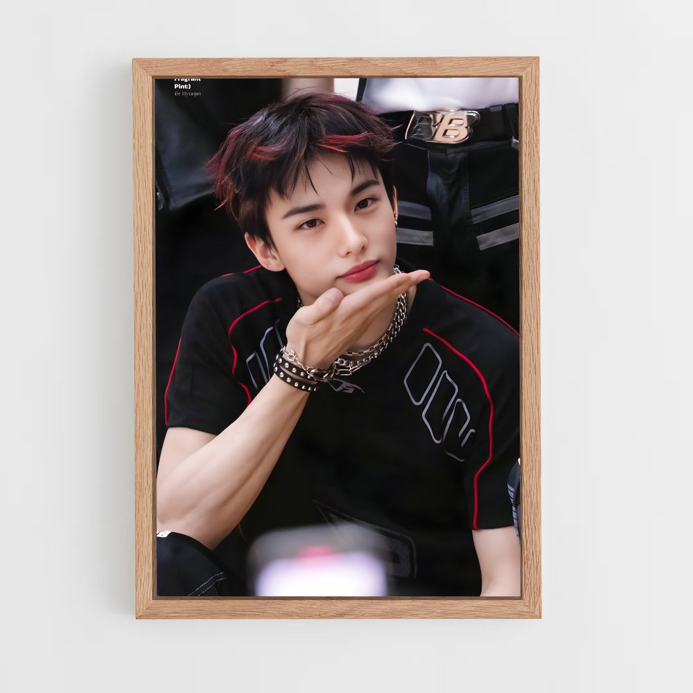 ap-hyunjin-8 cadre Bois clair