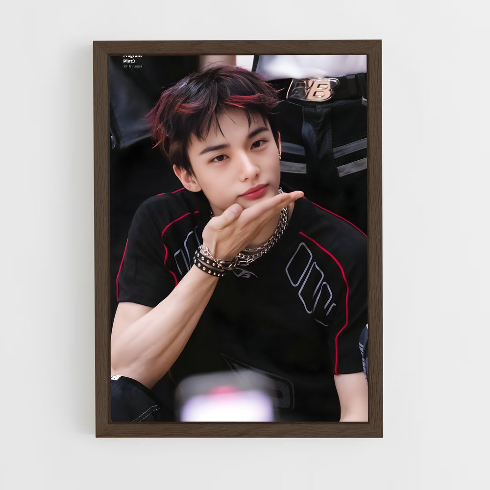 ap-hyunjin-8 cadre Bois foncé