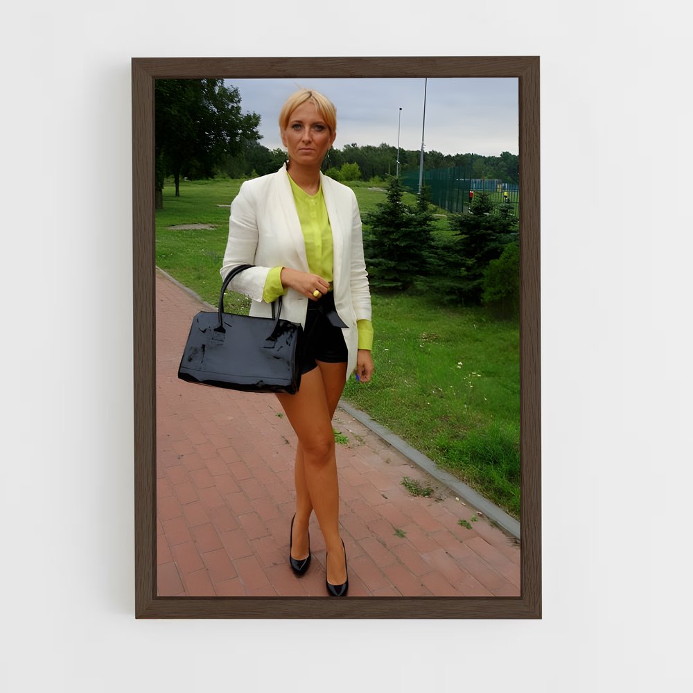 ap-monika jaruzelska-1 cadre Bois foncé