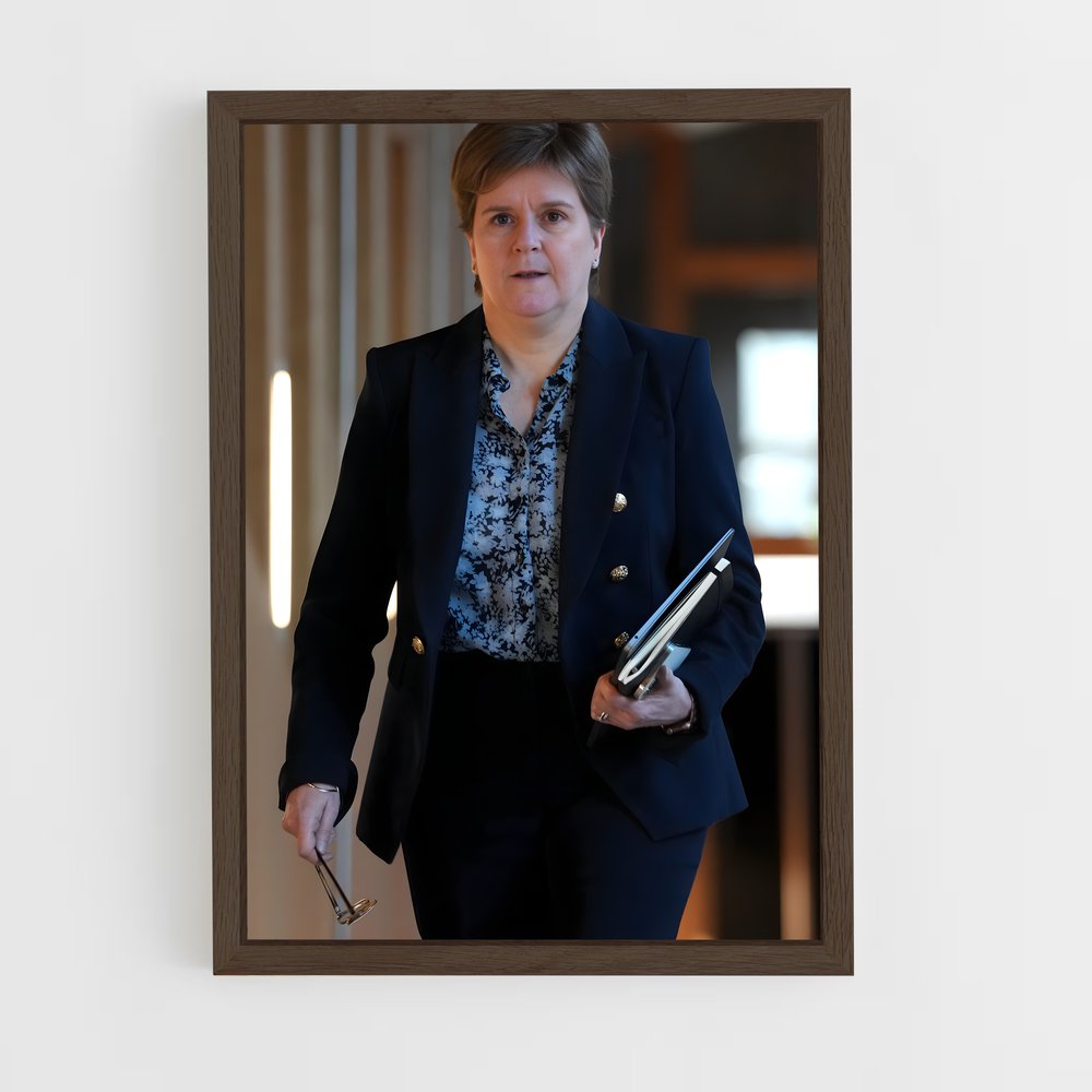 ap-nicola sturgeon-4 cadre Bois foncé