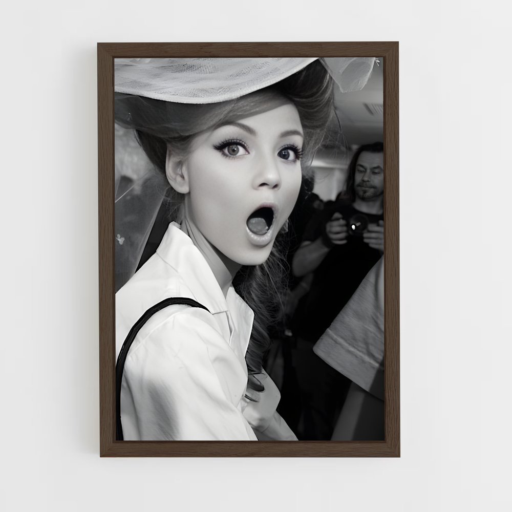 ap-surprised face-1 cadre Bois foncé