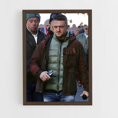 ap-tommy robinson-2 cadre Bois foncé