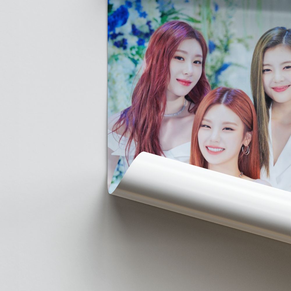 Itzy Flowers Poster